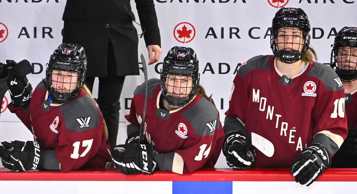 Jillian Dempsey (derecha) en el banquillo de Montreal, el jueves en Place Bell, durante el primer partido de playoffs contra Boston.