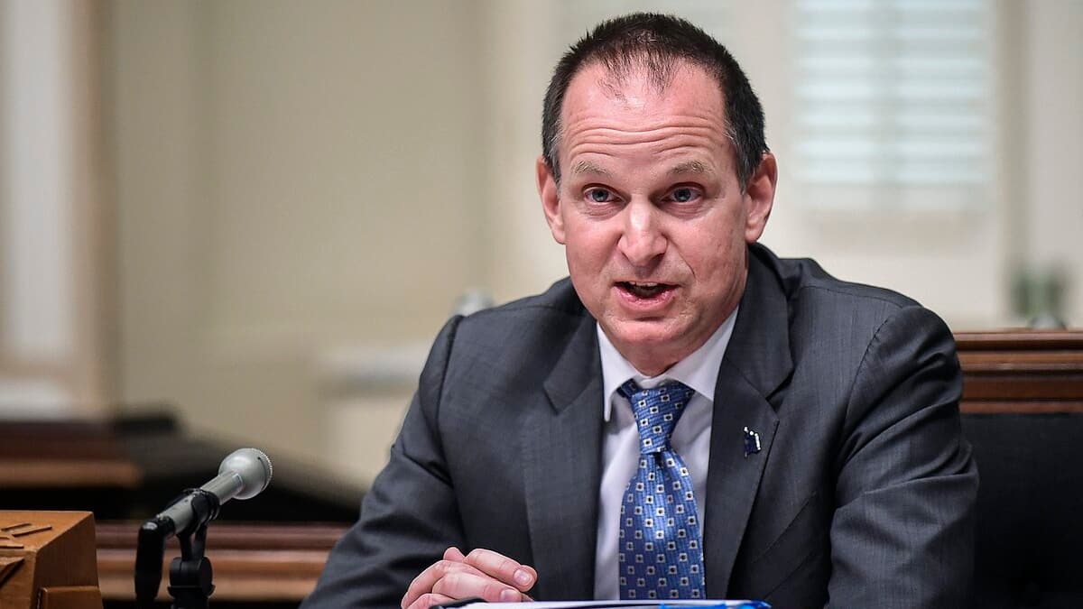 Déclaration d’impôts simplifiée: le ministre Girard doit mettre ses culottes!