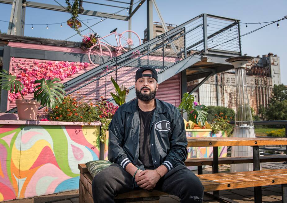Portrait d’Ali Ma, restaurateur au Marché des Éclusiers dans le Vieux-Montréal, entouré de chaufferettes pour chauffer sa terrasse, à Montréal, mardi le 22 septembre 2020.
JOEL LEMAY/AGENCE QMI