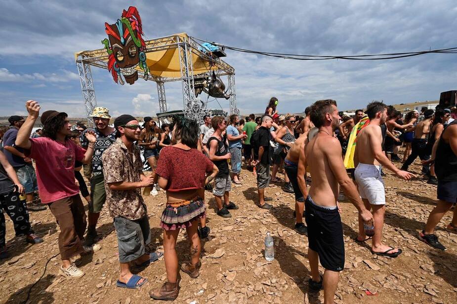 Image principale de l'article Des milliers de personnes à un rave illégal
