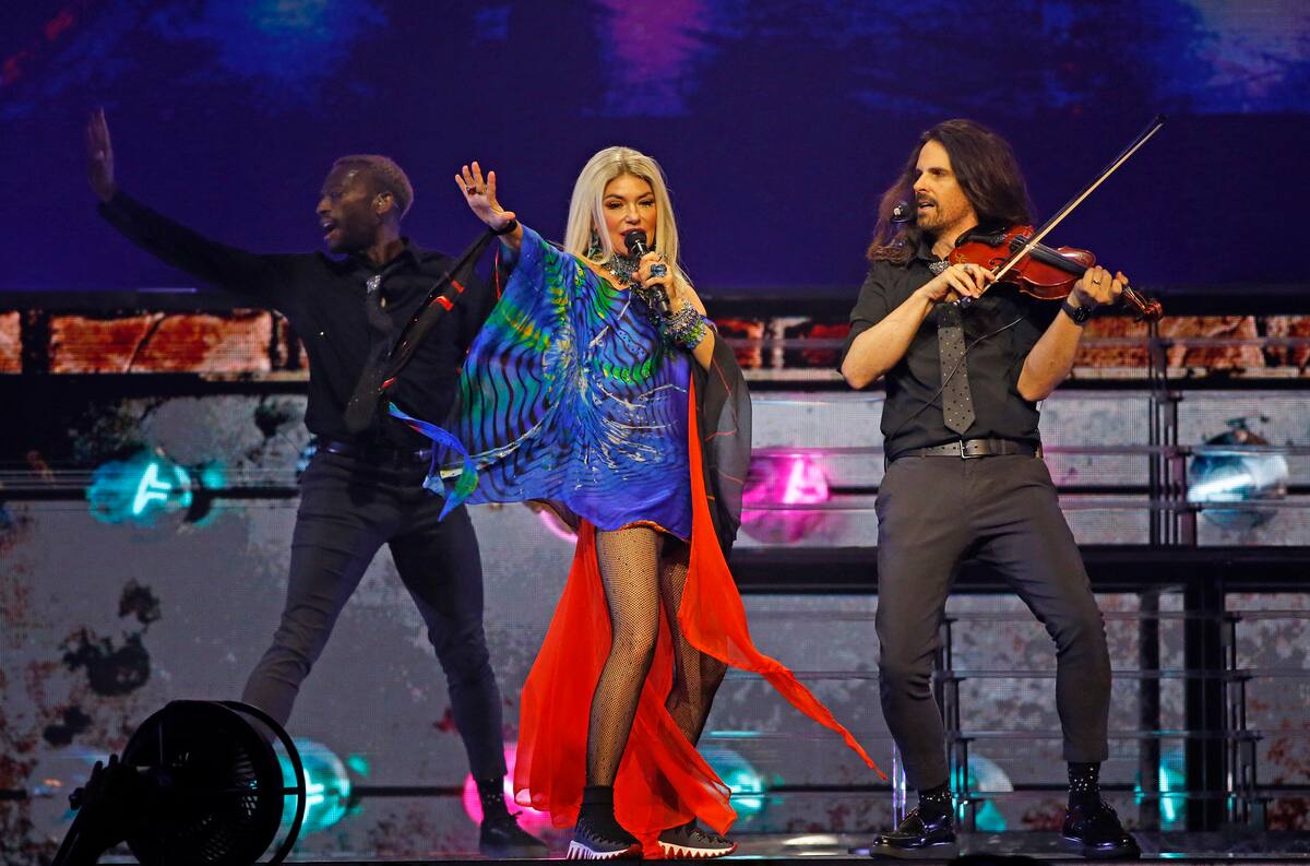 Shania Twain on fire, fit and entertaining