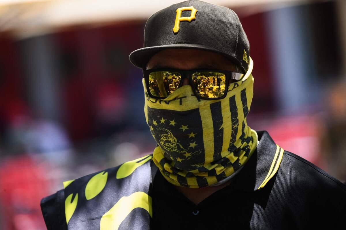 Un membre des Proud Boys ne peut éjaculer seul plus d’une fois par mois