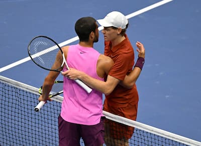 FLUSHING, NY – 7 de setembro: Carlos Alcaraz (Espanha) enfrenta Jannik Sinner (Itália) na final masculina do US Open, no estádio Arthur Ashe do USTA Billie Jean King National Tennis Center, em 7 de setembro de 2025 em Flushing (Queens). CAP/MPI04 ©MPI04/Capital Pictures. 7 de setembro de 2025. Na foto: Carlos Alcaraz, Jannik Sinner. Foto de crédito: MPI04/Capital Pictures / MEGA sales@mega.global. Com: Jannik Sinner, Carlos Alcaraz. Lugar: Flushing Meadows, NY. Data: 7 de setembro de 2025. Crédito: MEGA/WENN *****DISPONIBLE UNIQUEMENT DANS LE CADRE D'ACCORDS D'ABONNEMENT WENN*****