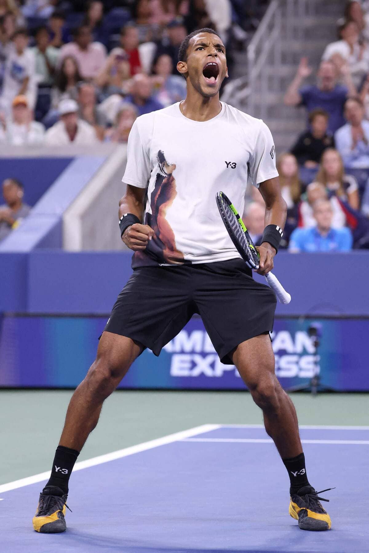Apr&egrave;s sa victoire spectaculaire &agrave; l'US Open: F&eacute;lix Auger-Aliassime jouera dans le plus grand stade de tennis au monde, lundi