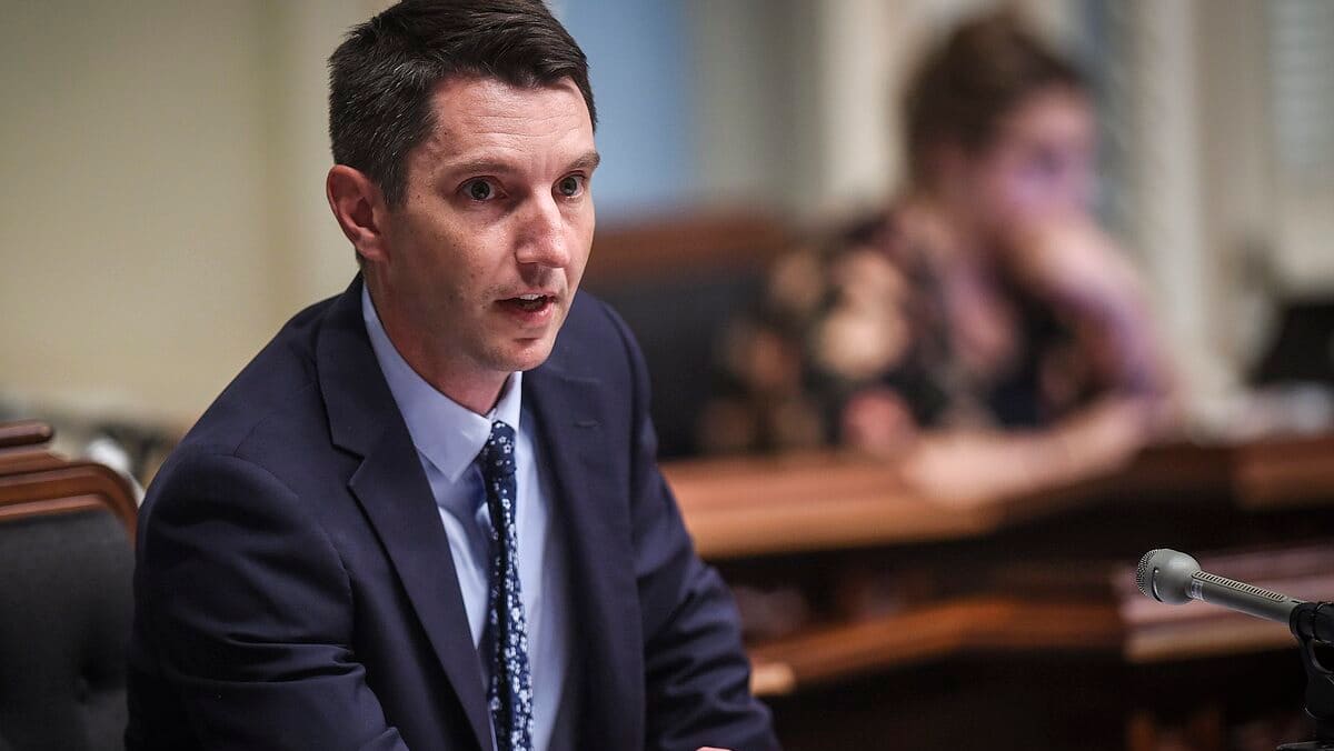 Atteint de la COVID-19, le député de Pontiac presse les gens de recevoir leur 3e dose