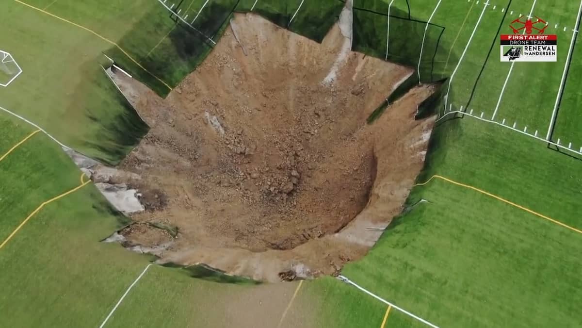 À VOIR | Énorme affaissement de sol à ce complexe sportif