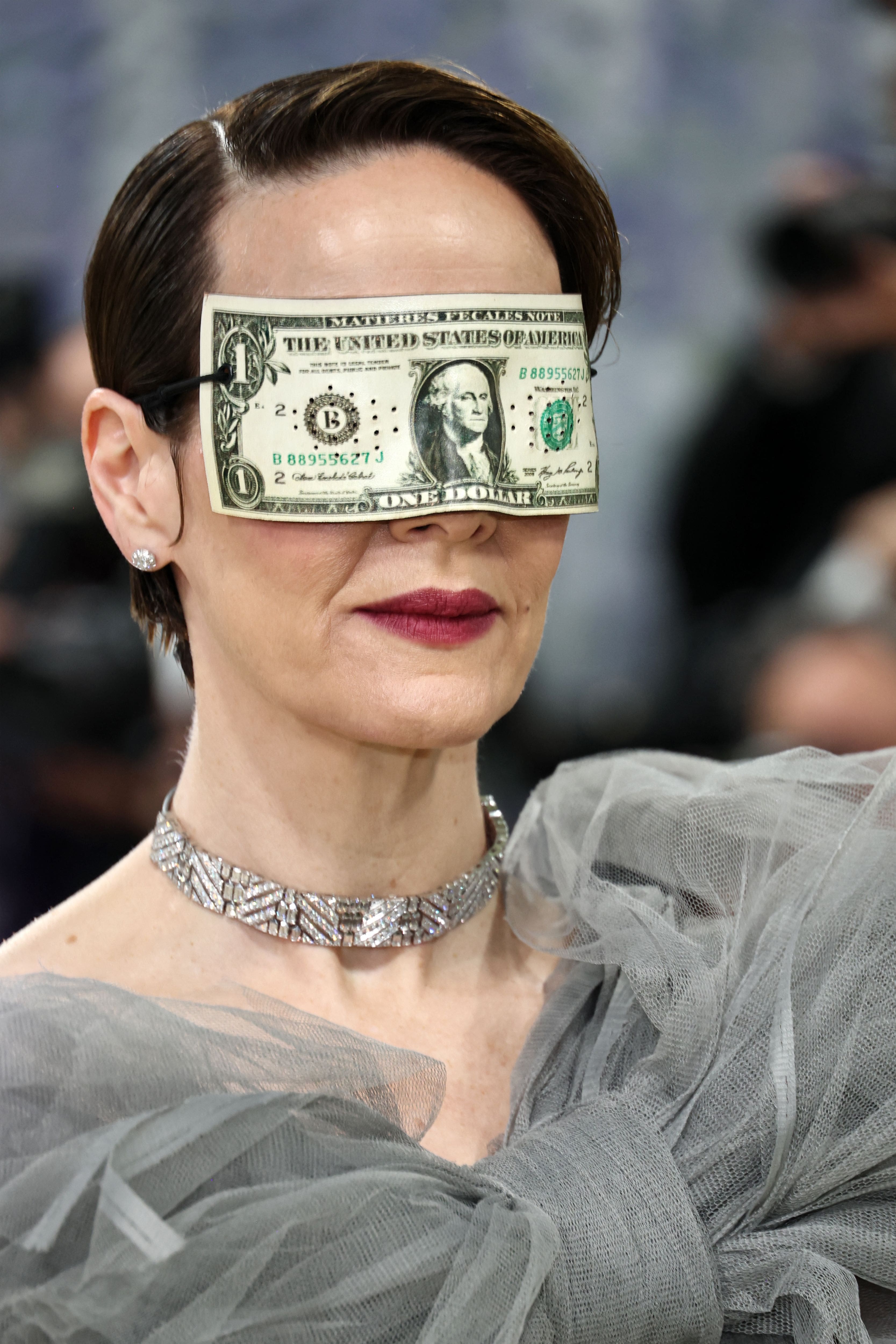 Sarah Paulson portait une robe du duo de designers montréalais Matières fécales - les préférés de Lady Gaga - au Met Gala