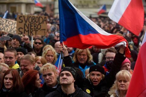 Thousands of demonstrators in Prague