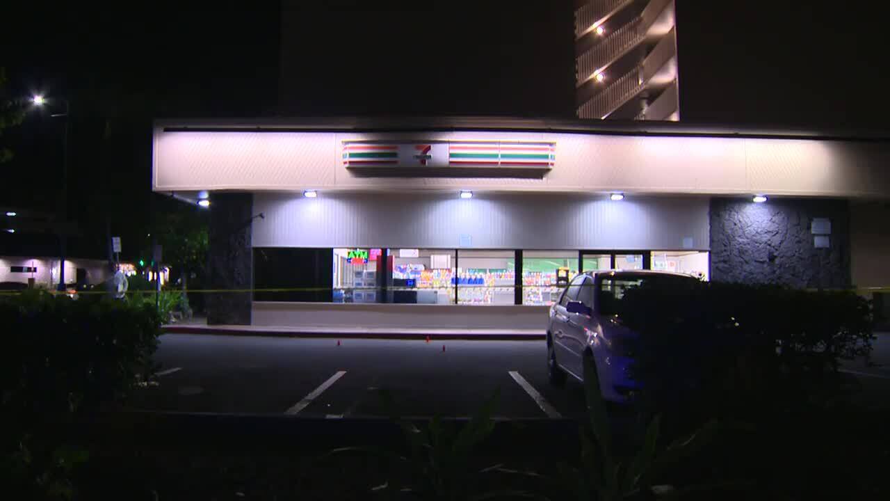 La main d&rsquo;un homme tranch&eacute;e en deux par une &eacute;p&eacute;e &agrave; un d&eacute;panneur