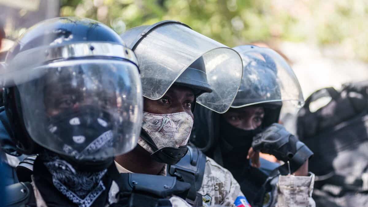 Haiti: Policiais libertam à força colegas presos Haiti: Policiais libertam à força colegas presos