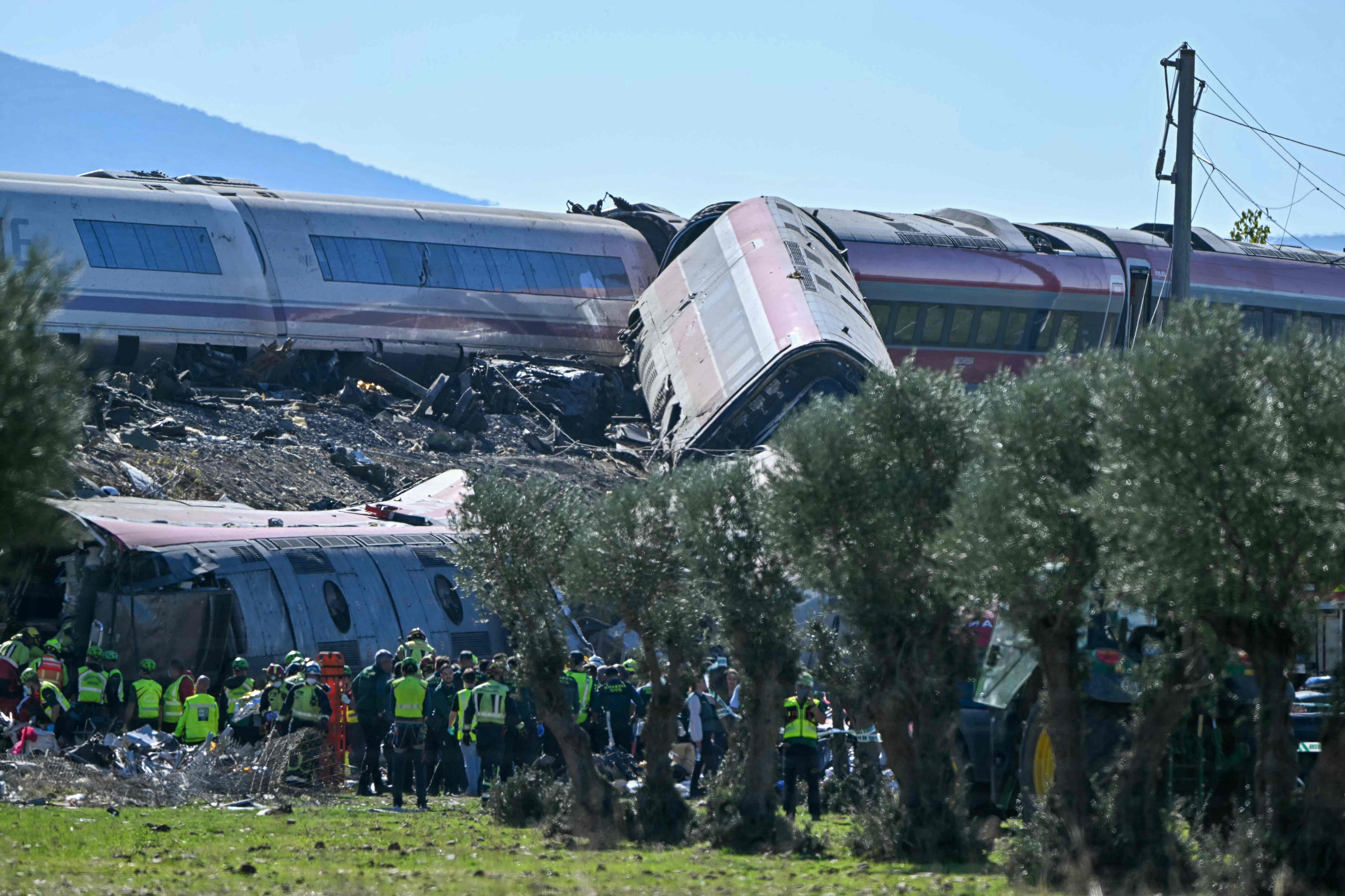 IMAGES | Pire tragédie ferroviaire depuis 2013: le bilan grimpe à 64 morts en Espagne