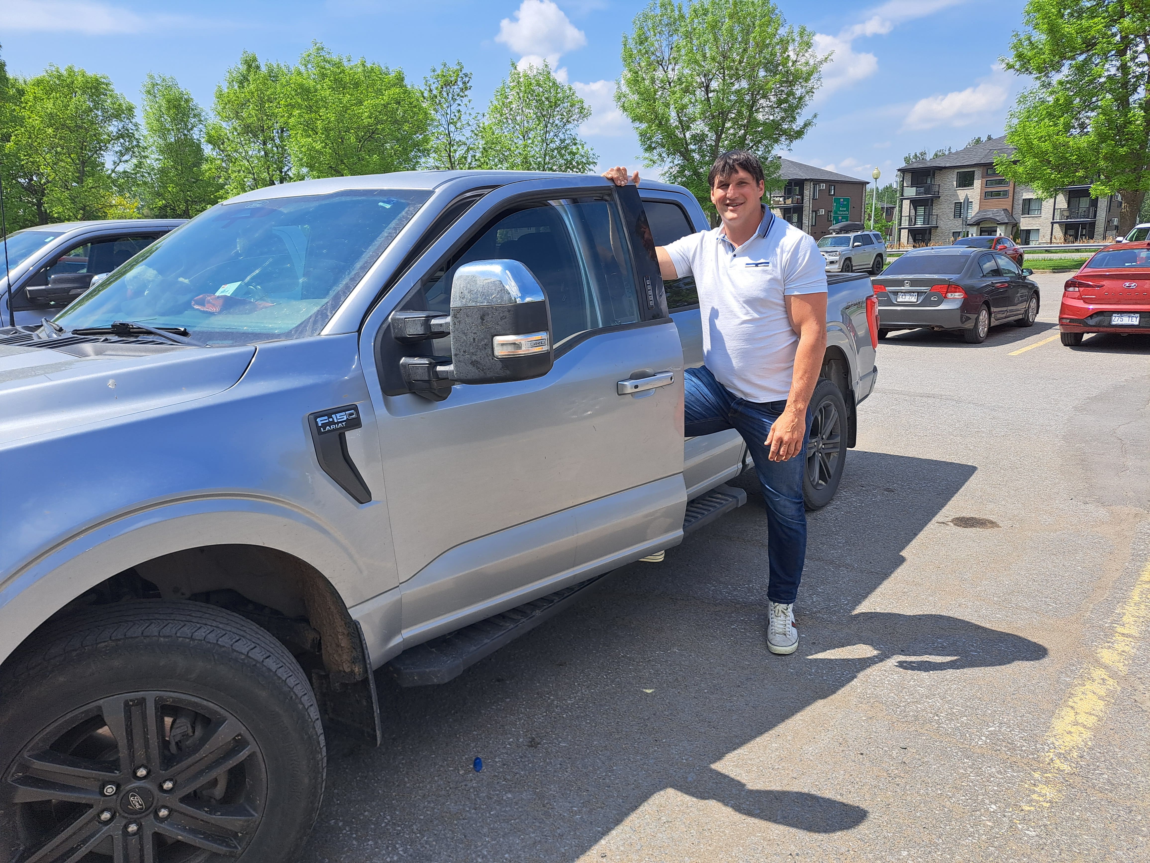 Un ancien boxeur poids lourd va maintenant se battre pour gagner sa vie