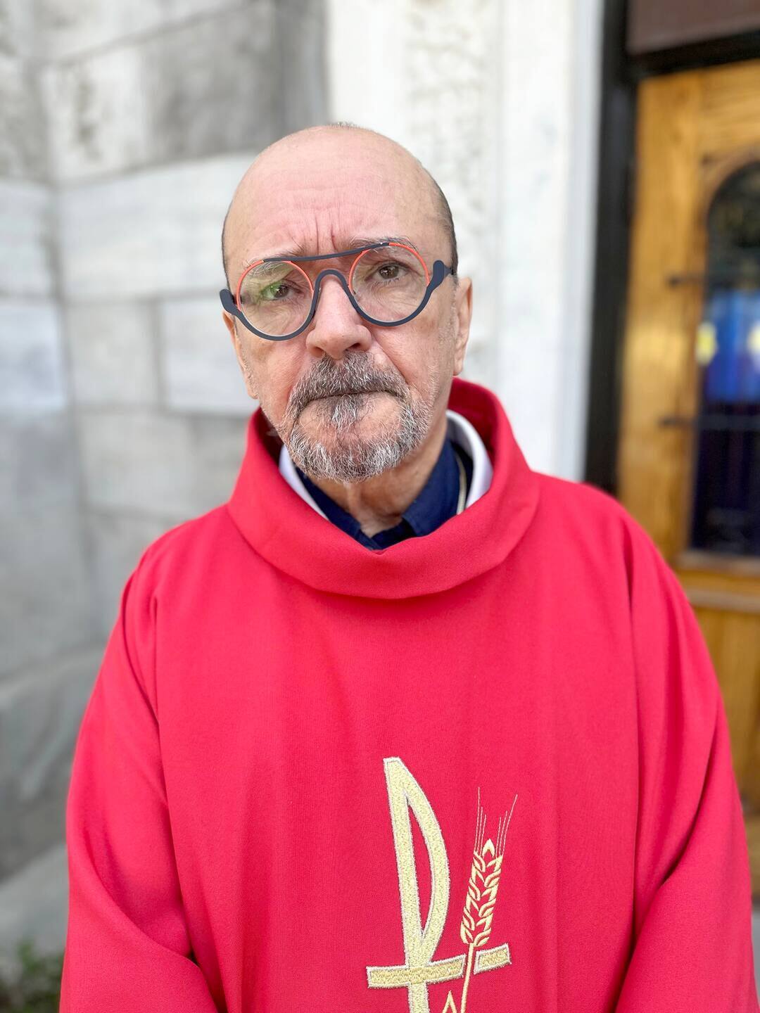 Pour l’abbé Claude Paradis, la messe en hommage aux corps non réclamés redonne de la dignité aux oubliés de la vie.