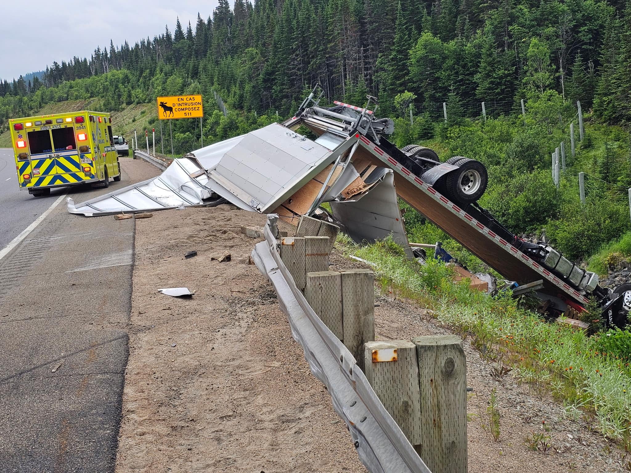 Spectaculaire accident d'un camion de marchandises sur la route 175 dans la réserve faunique des Laurentides
