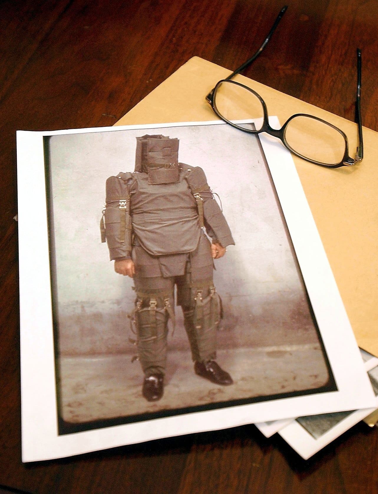 L’habit protecteur pour neutraliser les bombes que portait Robert Côté à l’époque.