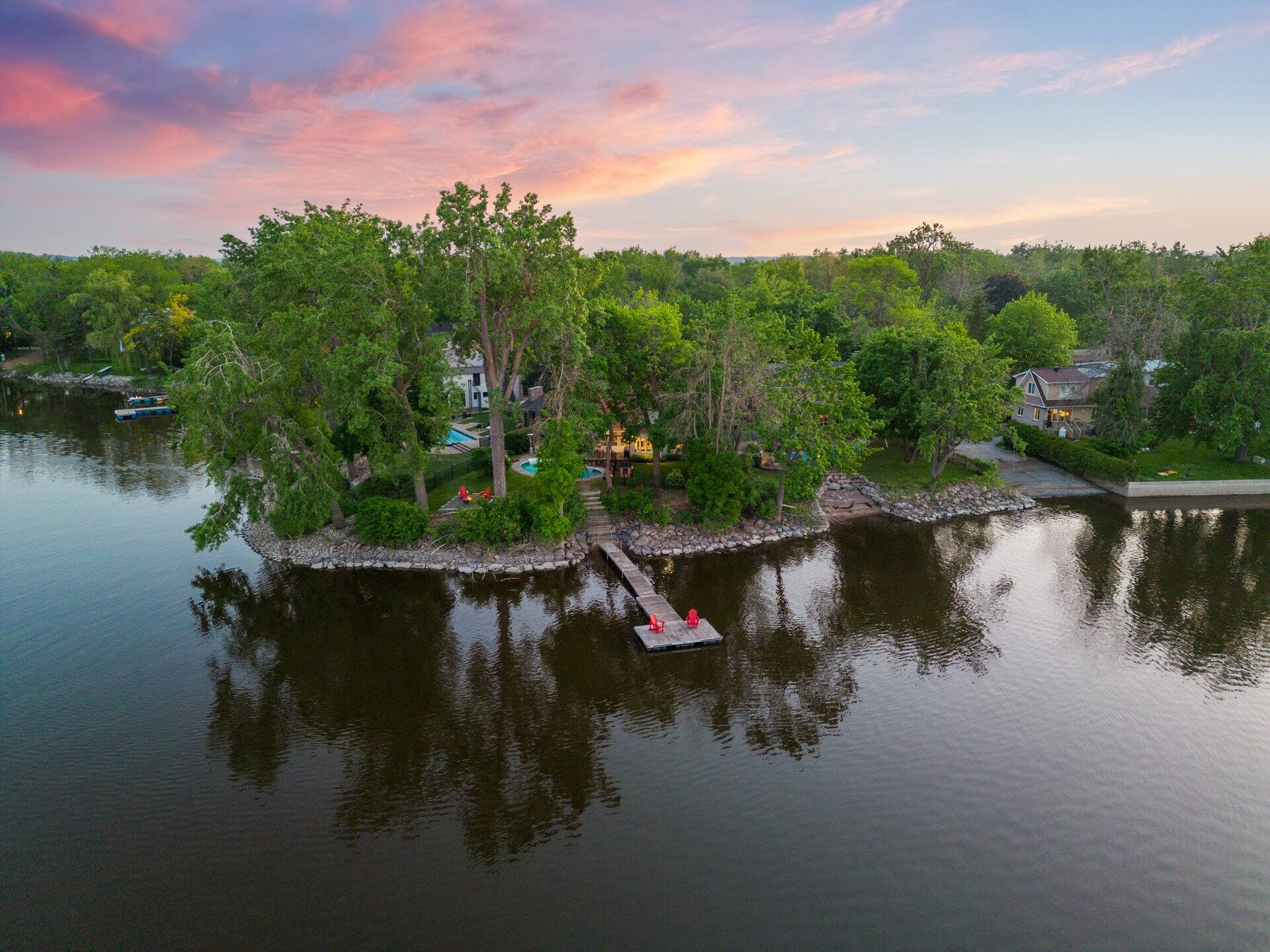 Une luxueuse maison avec vue panoramique sur le bord de l’eau à vendre
