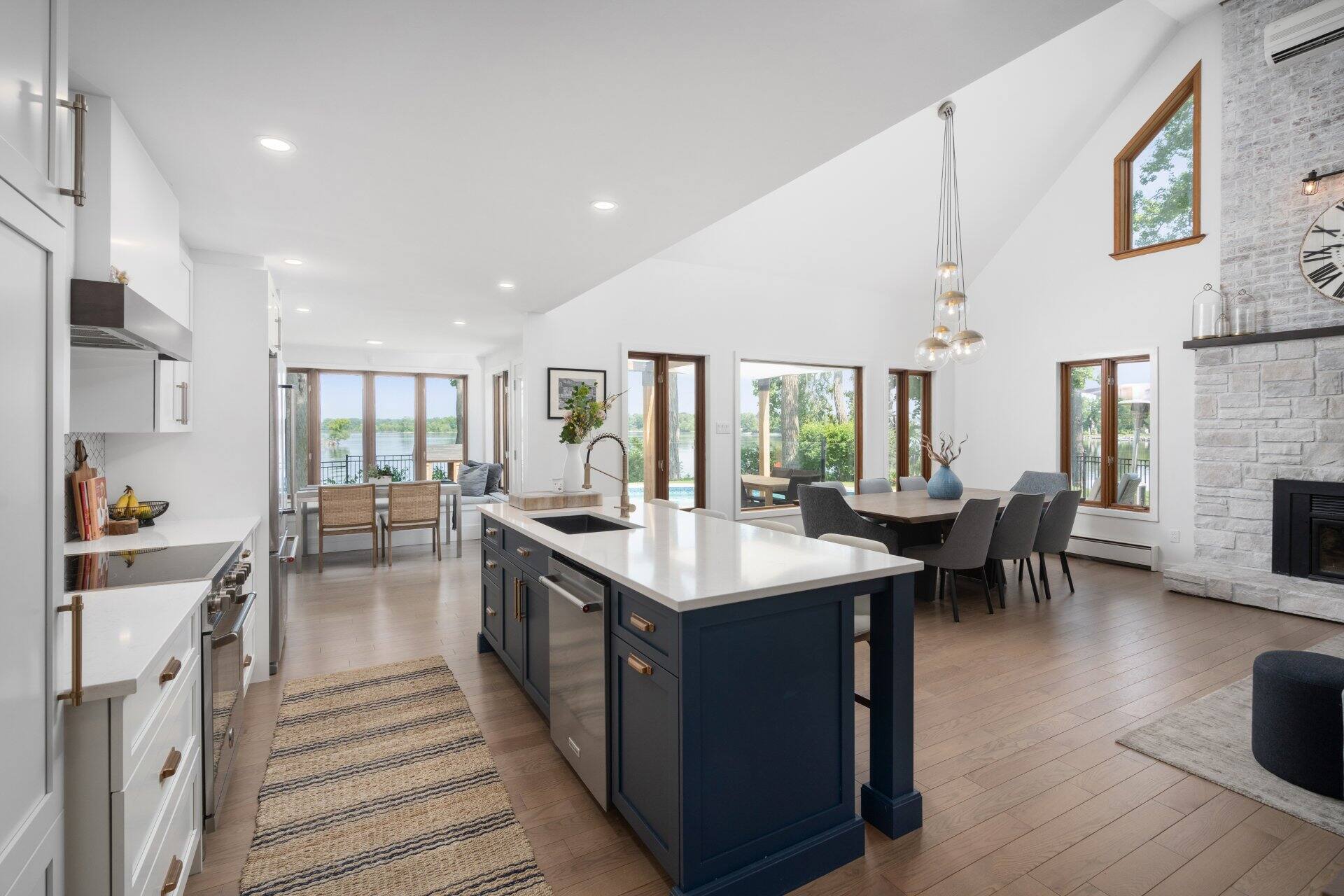 Une luxueuse maison avec vue panoramique sur le bord de l’eau à vendre