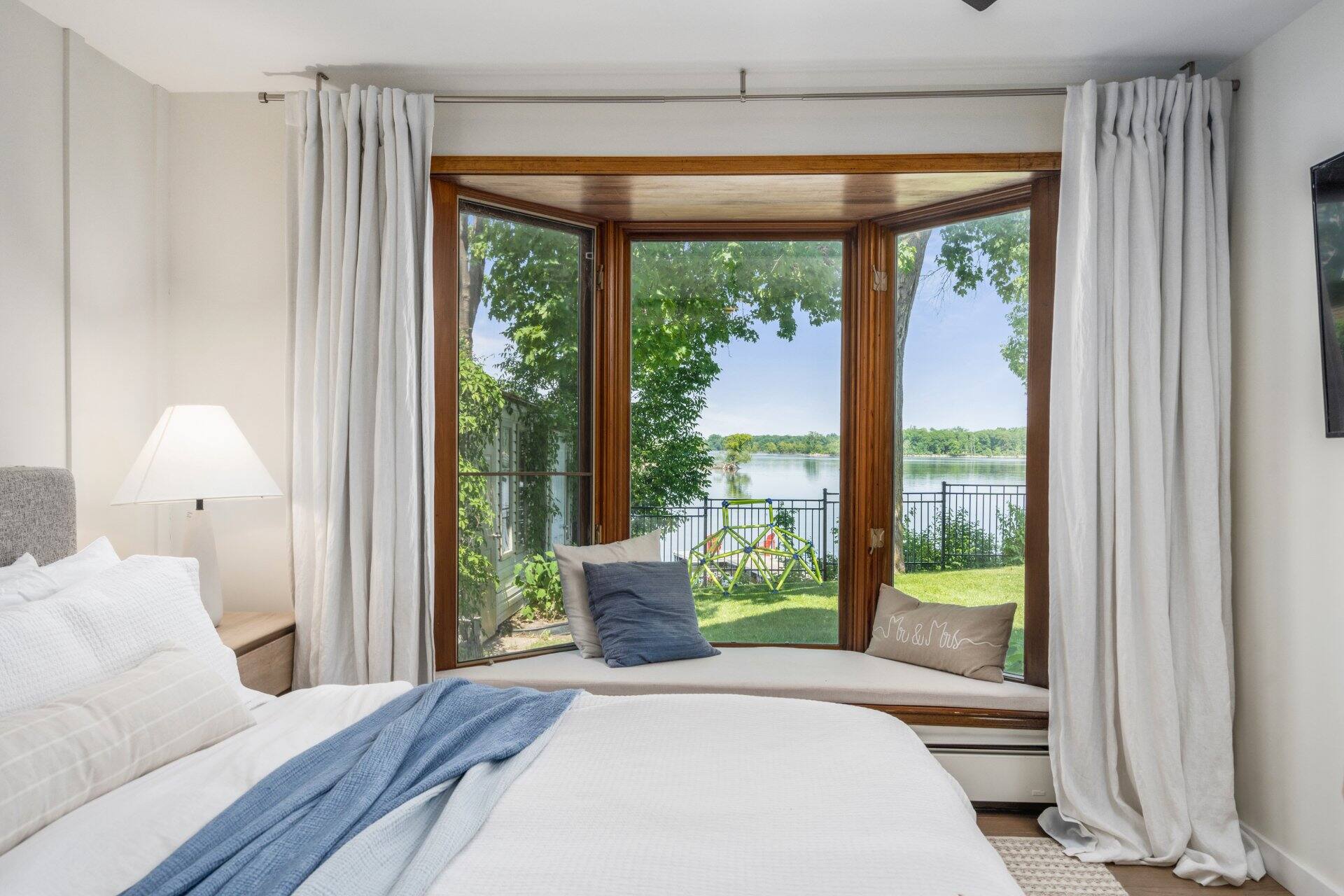 Une luxueuse maison avec vue panoramique sur le bord de l’eau à vendre