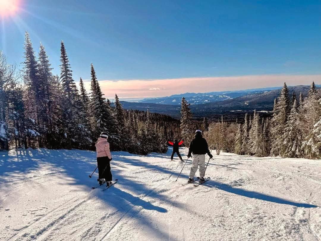 Les skieurs peuvent profiter d'une vue magnifique du haut des pentes du Mont Grand-Fonds.