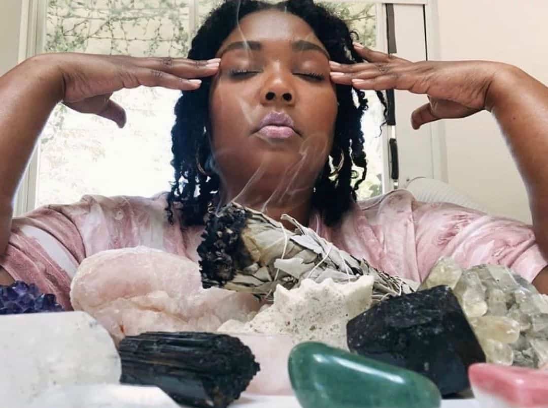 Gros plans sur les cristaux herbes sacrées 