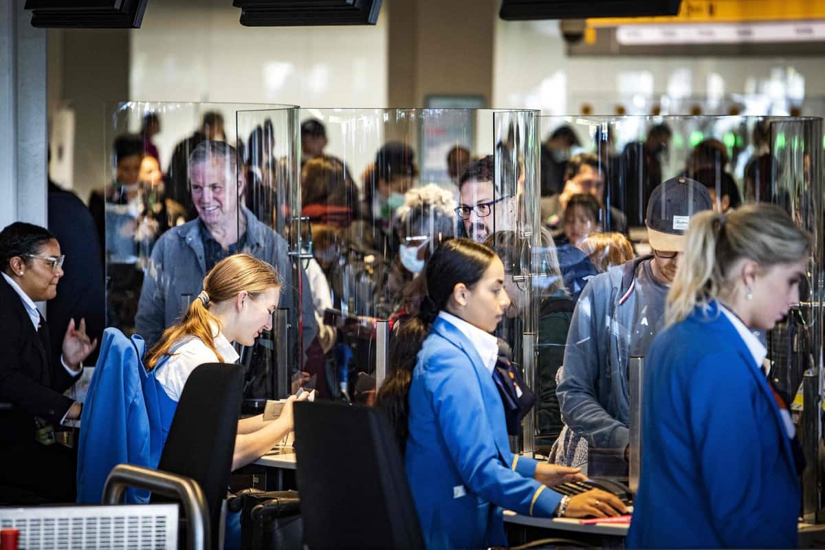 Forte affluence &agrave; l'a&eacute;roport d'Amsterdam Schiphol, KLM annule des dizaines de vols