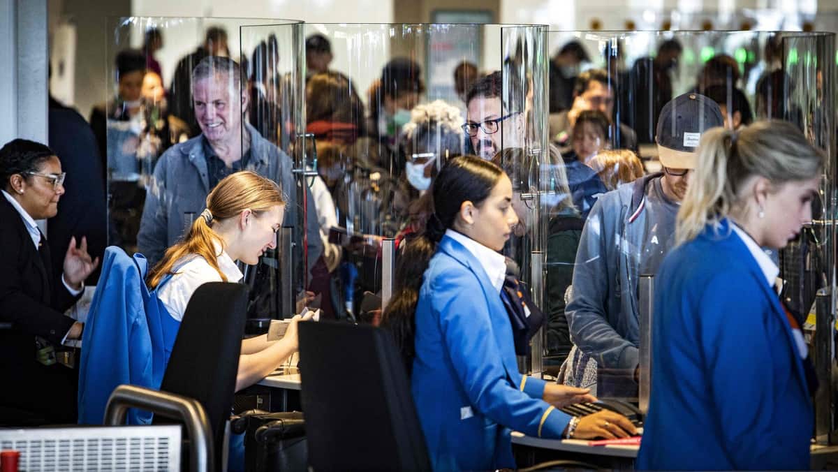 Forte affluence à l'aéroport d'Amsterdam Schiphol, KLM annule des dizaines de vols