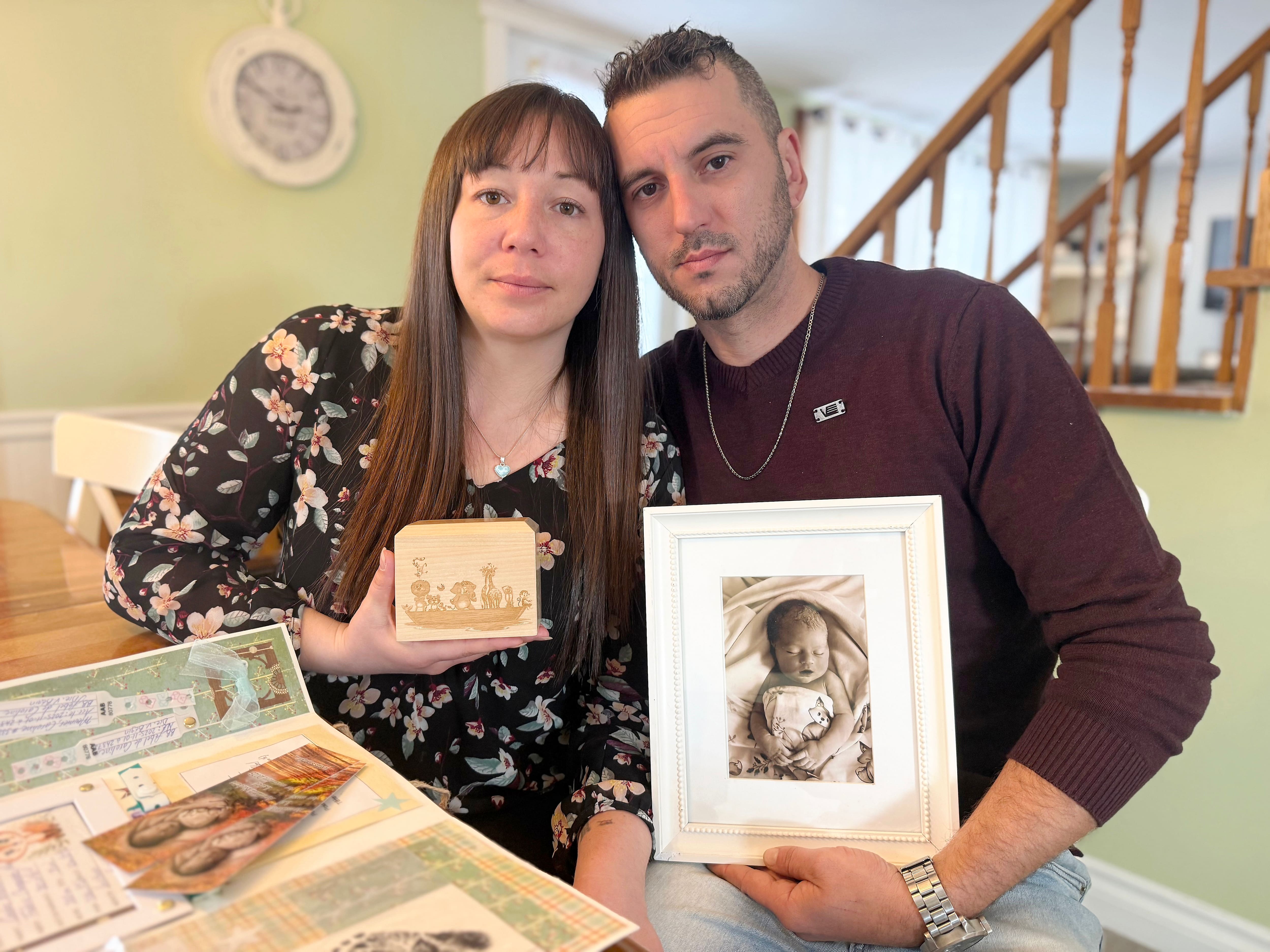 «Il était mou comme une crêpe»: leur bébé meurt après un accouchement traumatique
