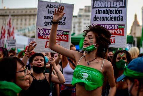 Adopción de legalización del aborto en Argentina