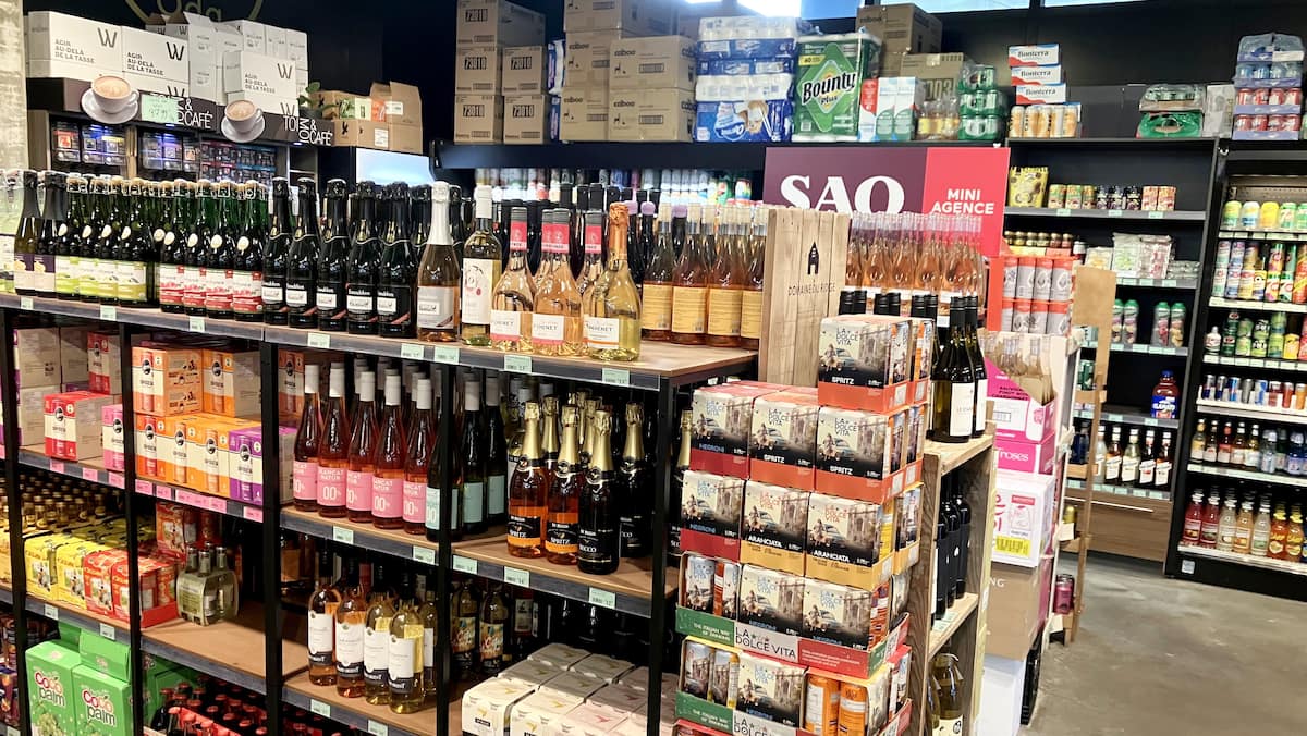 Vente d’alcool jusqu’à 23h dans les dépanneurs: la Santé publique sonne l’alerte rouge à la SAQ