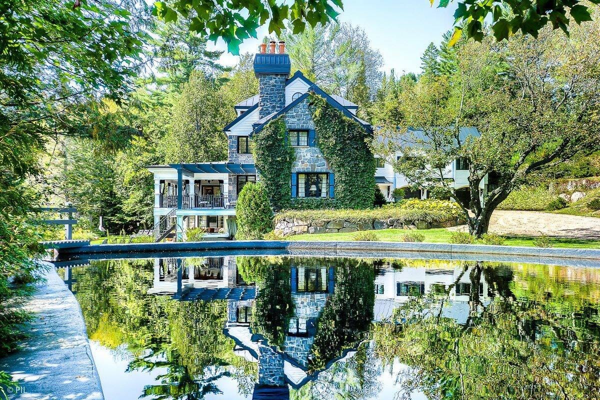 Cet impressionnant domaine privé de SainteAdèle est à vendre pour 3