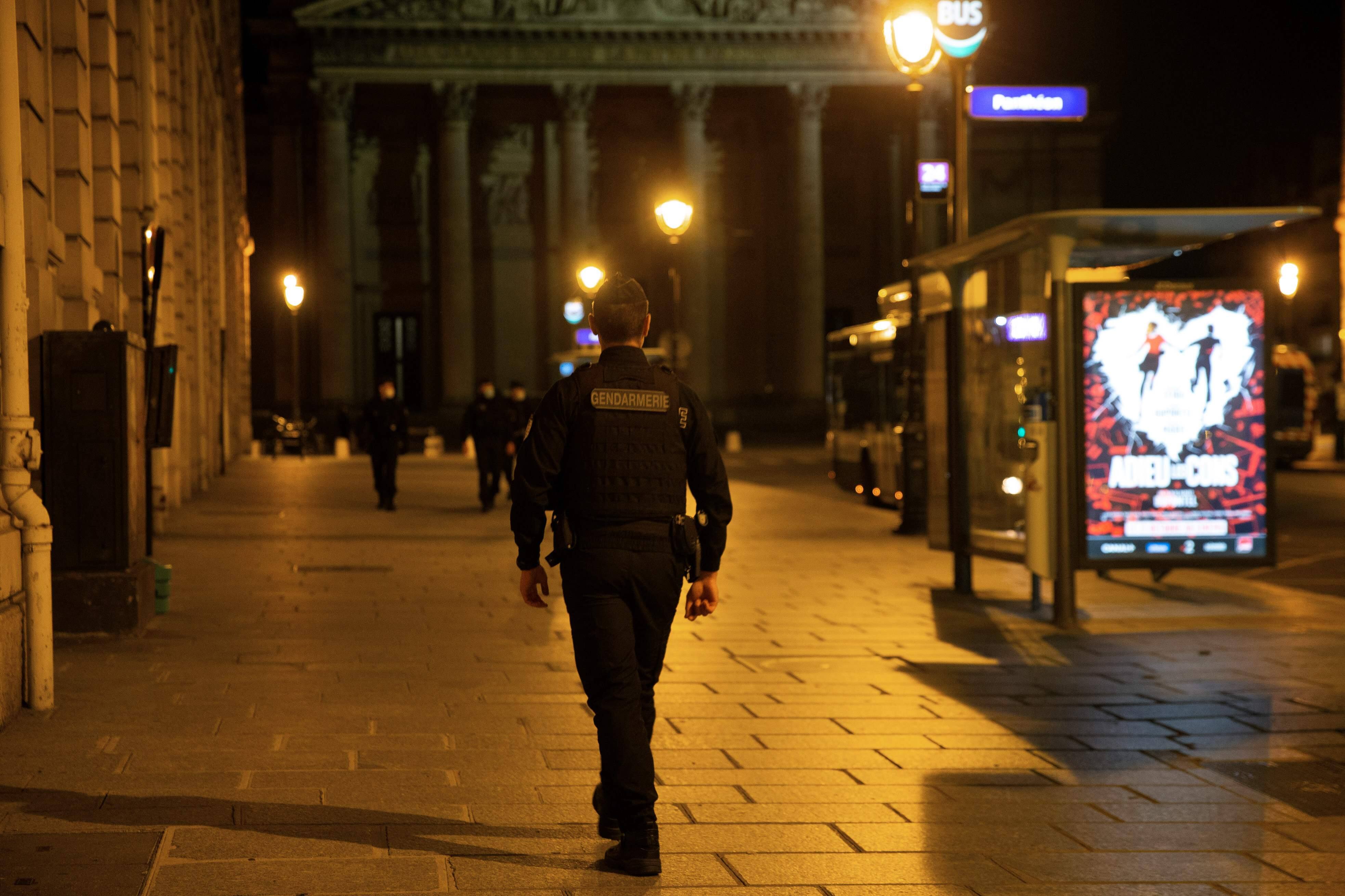 Couvre-feu en France : un samedi soir désert à Paris | TVA Nouvelles