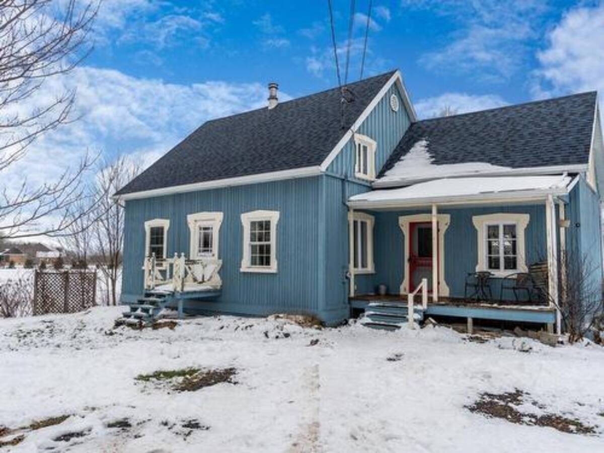 Une jolie maison ancestrale dans un village près de Québec est à vendre pour 237 500 JDM Une jolie maison ancestrale dans un village près de Québec est à vendre pour 237 500 JDM