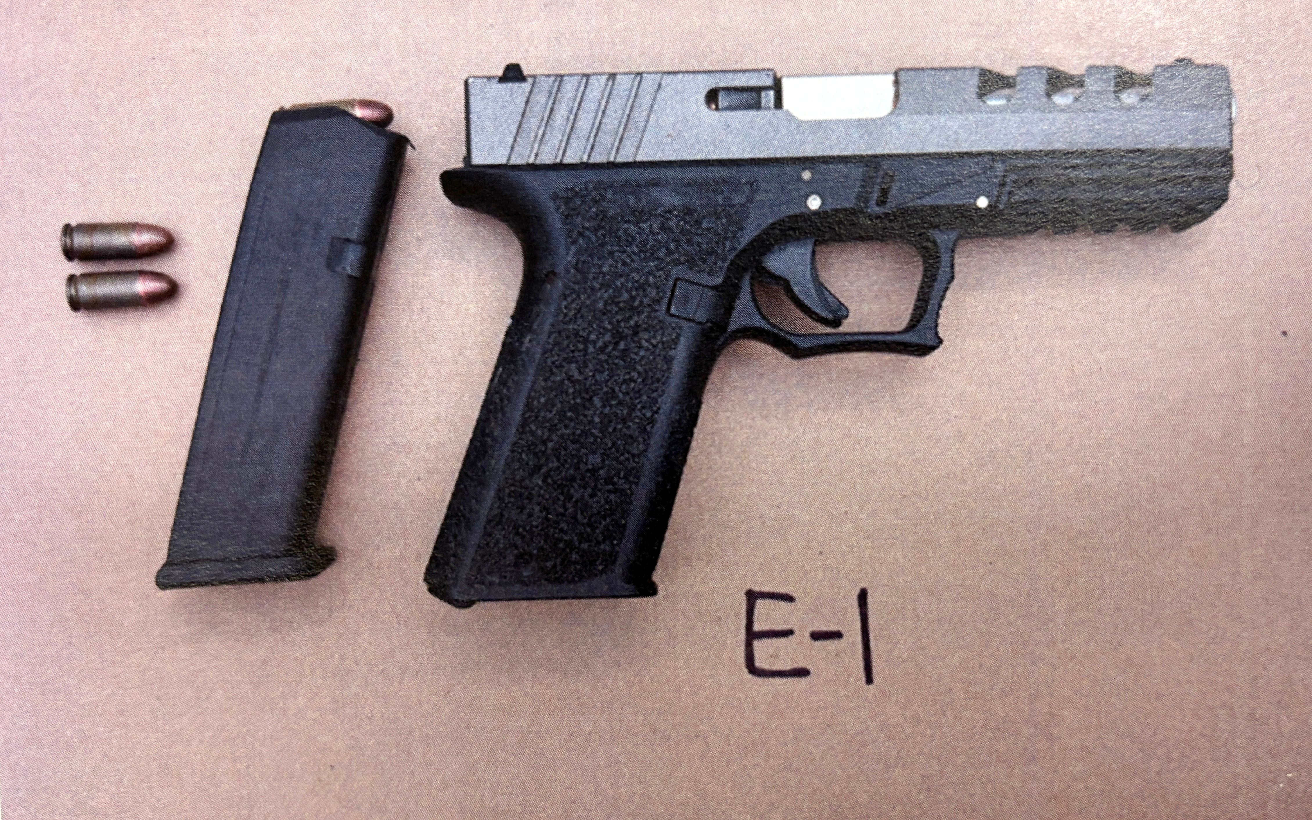 Trahi par son ADN sur une arme à feu, même si ses amis ont voulu prendre le blâme