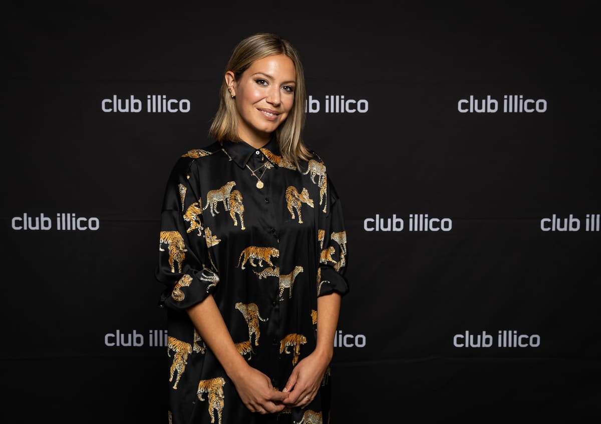 Elle délaisse ses cheveux blonds