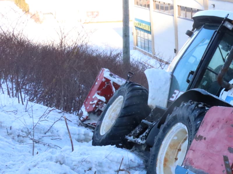 Déneigement à Québec : un tracteur dans une fâcheuse position