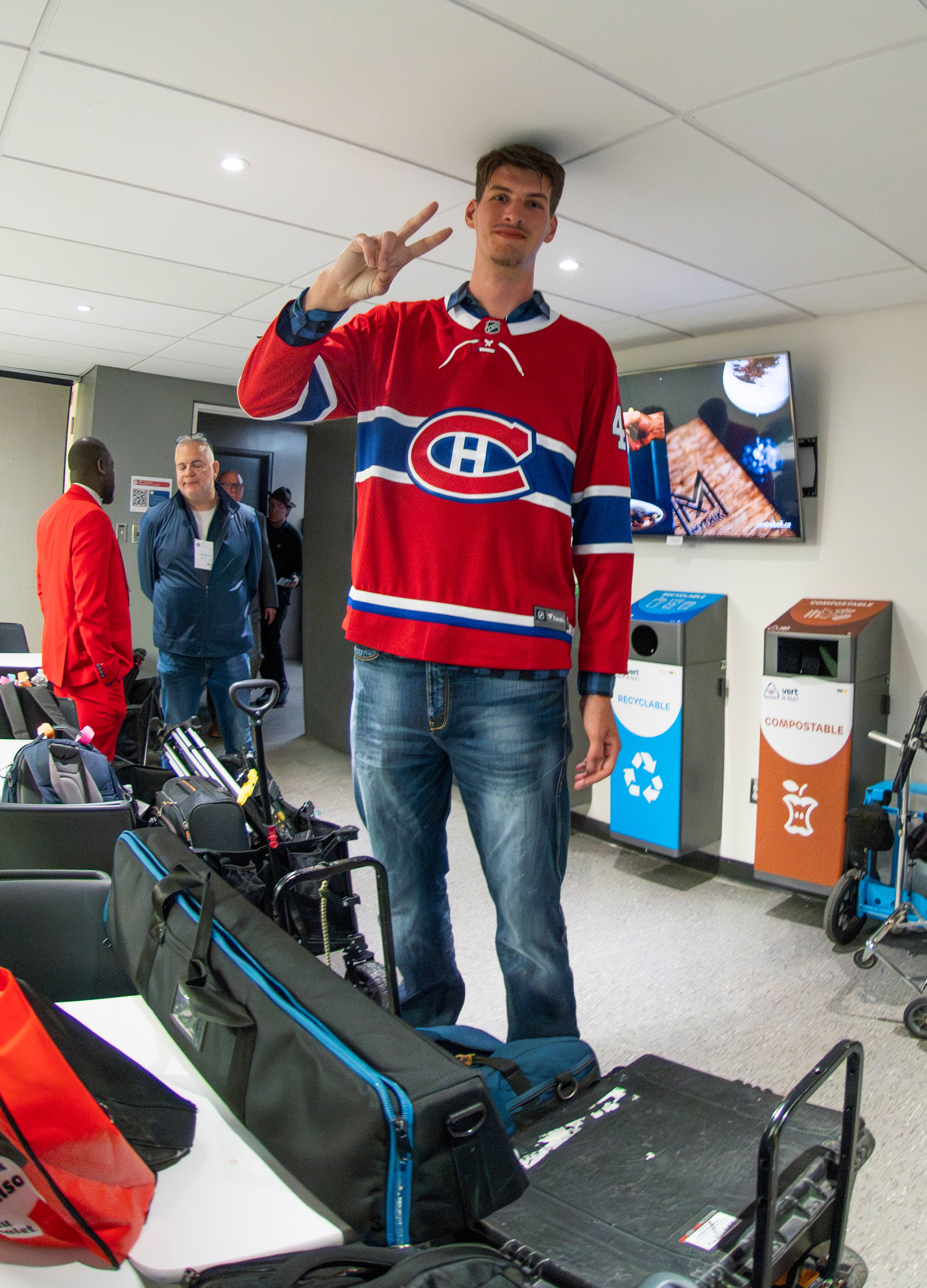 Olivier Rioux touche au plafond avec sa tête dans la salle des médias du Centre Bell.