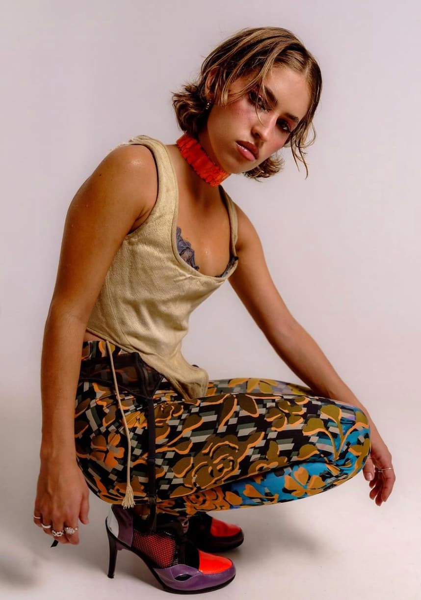 Claudia Bouvette se met entièrement à nu en nature