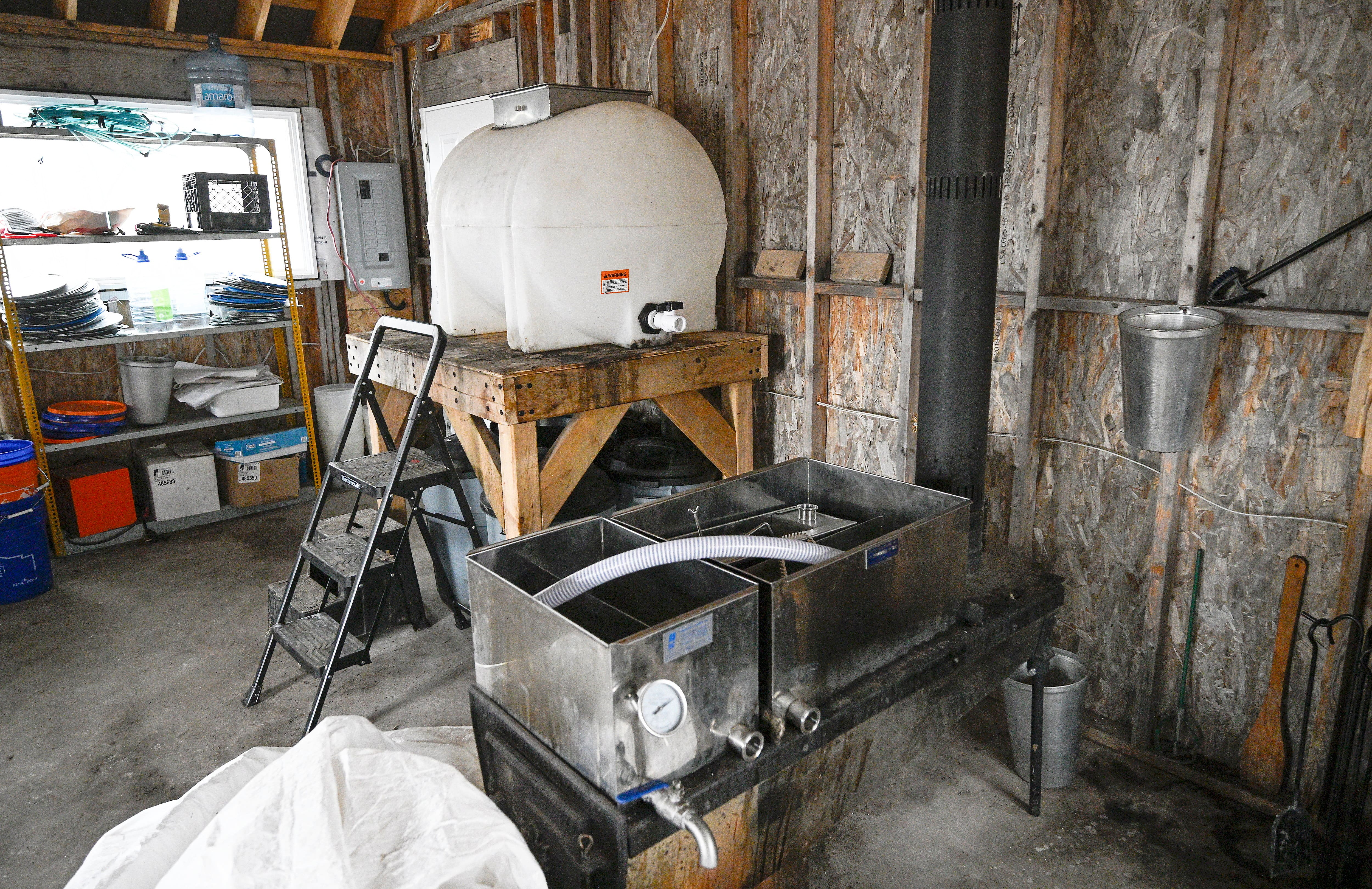 En avril, les équipements acéricoles de la Kahnawake Survival School tournent normalement à plein régime.