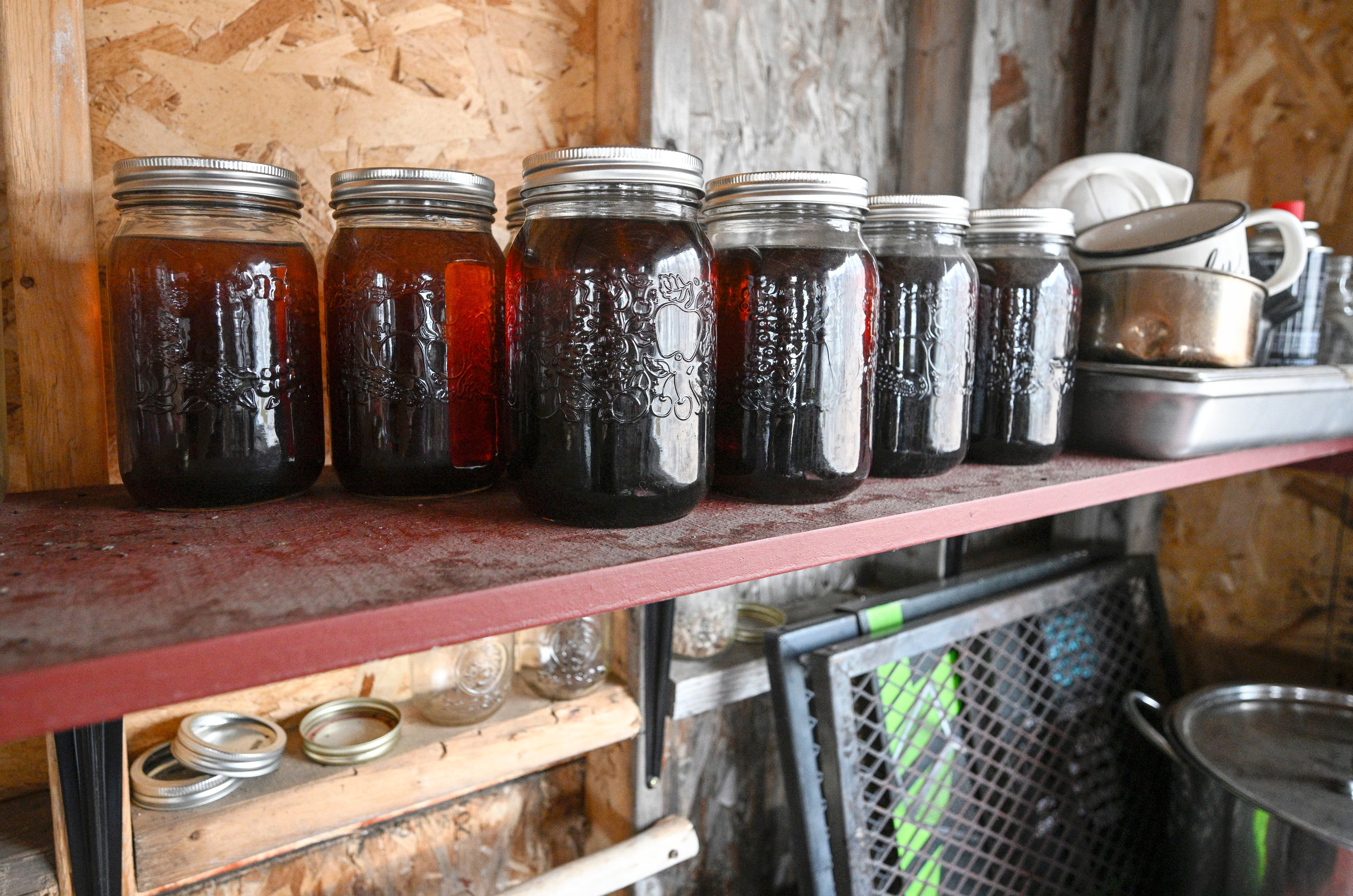 La récolte de sirop d'érable 2025 de la Kahnawake Survival School sera bientôt analysée.