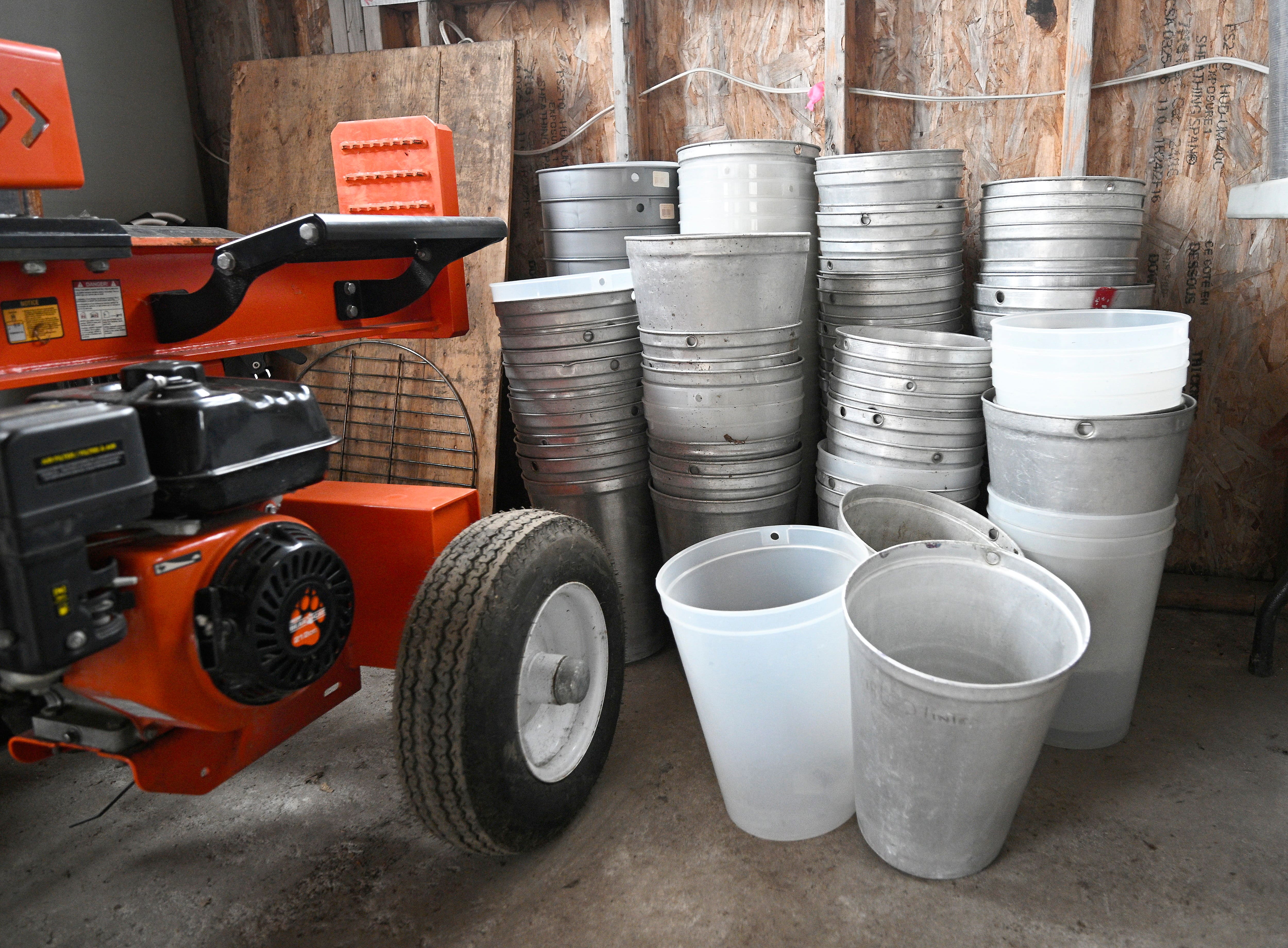 Les chaudières utilisées pour récolter l'érable sont aujourd'hui remisées pour la saison.