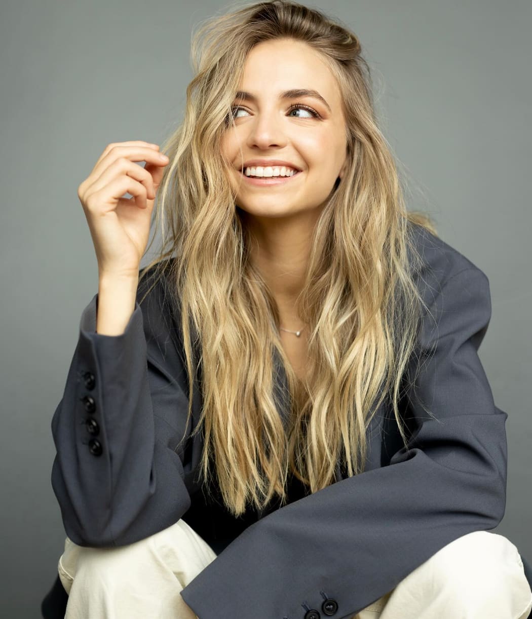 Ludivine Reding porte une culotte rikiki en forêt