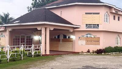 Hotéis foram barricados em Negril, Jamaica, no sábado.