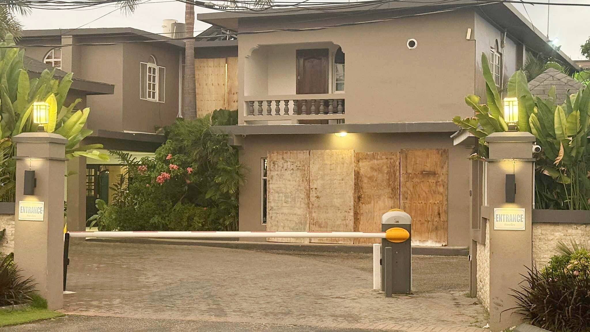 Hotéis foram barricados em Negril, Jamaica, no sábado.