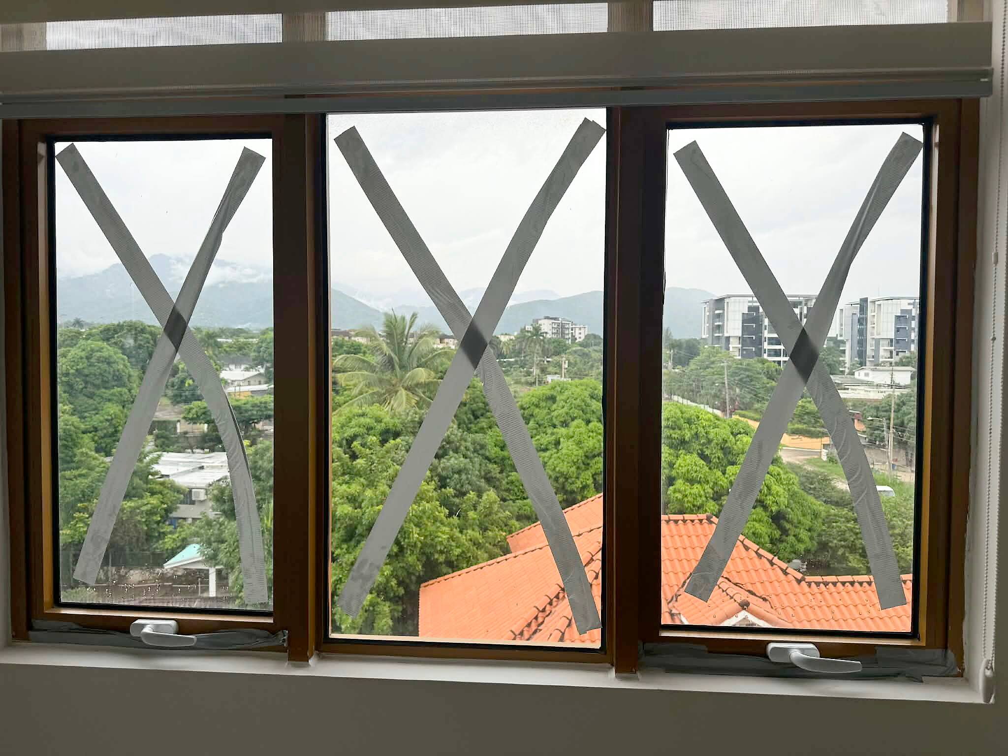 Mathieu Masson Duceppe colocou fita adesiva nas janelas.