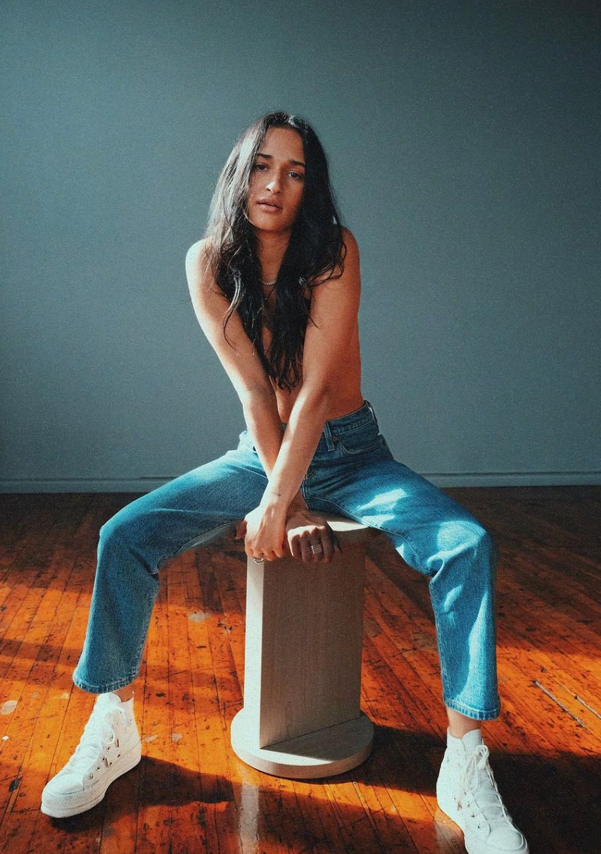 En culotte et veston, elle joue les femmes fatales