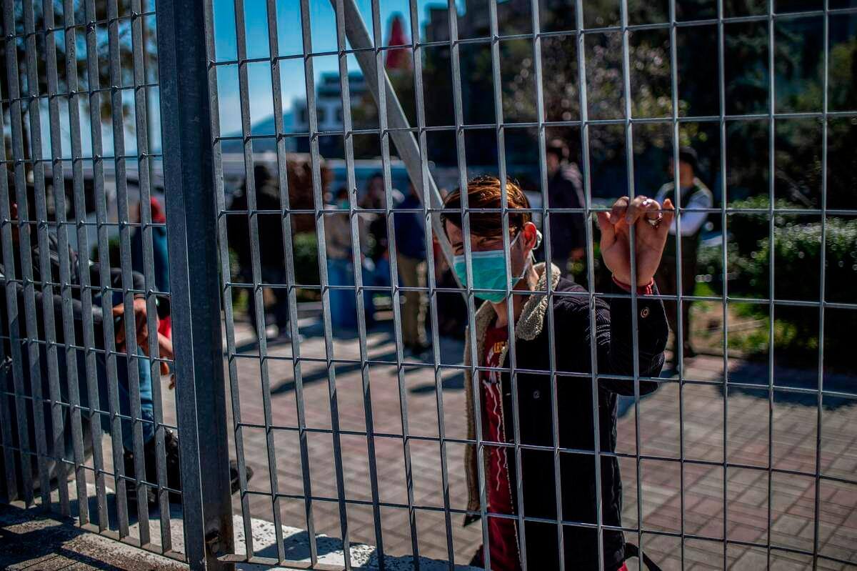 Coronavirus : la fermeture des écoles et des frontières ralentit la pandémie, mais ne l'arrête ...