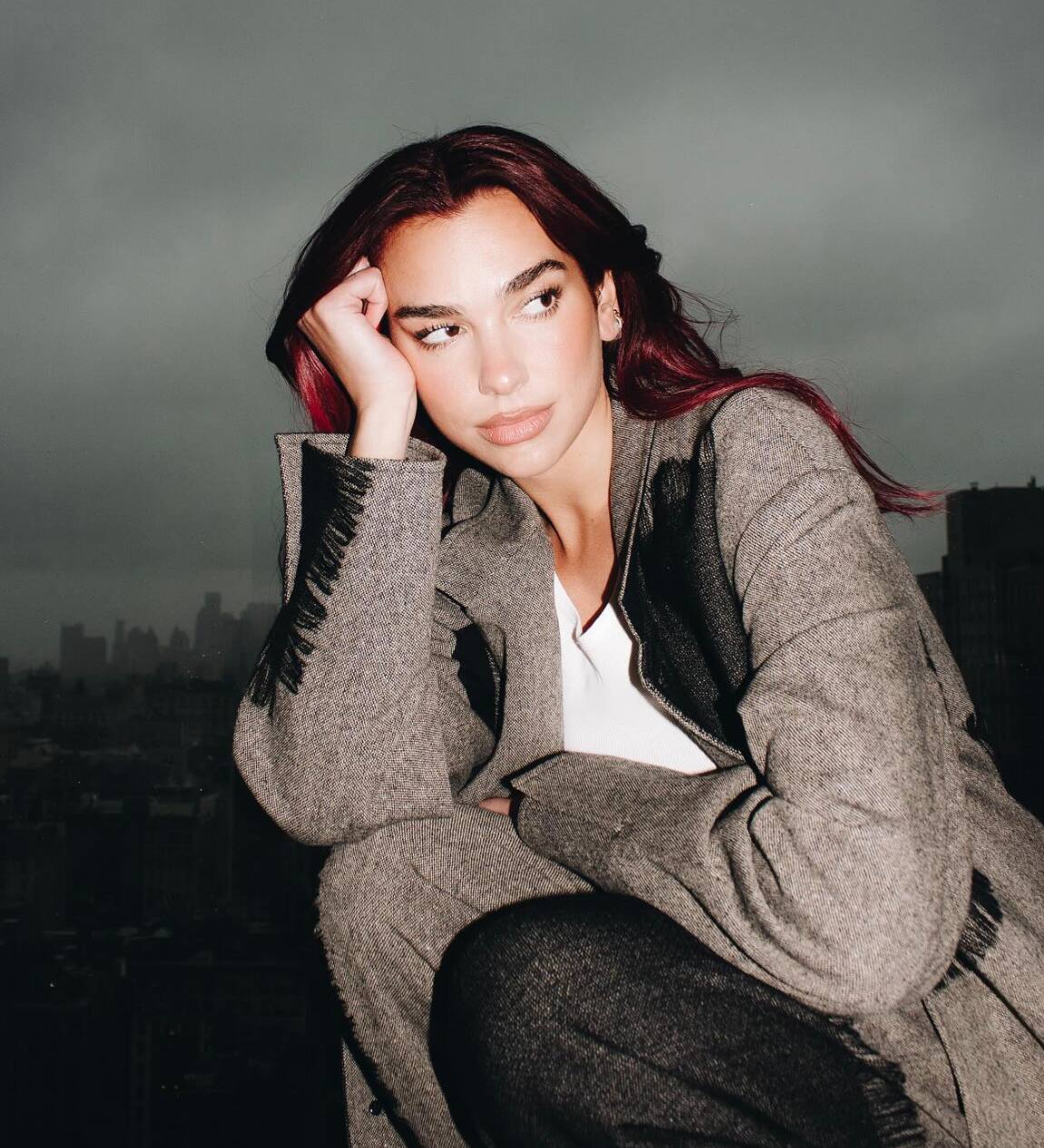 Dua Lipa brille dans une robe bustier scintillante