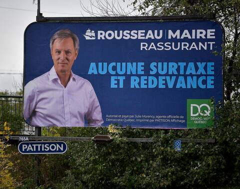 A large democratic Quebec emblem is installed on Avenue du Colic.