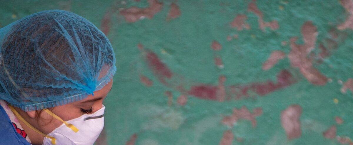 COVID-19 : les contaminations quotidiennes près de leur record aux États-Unis