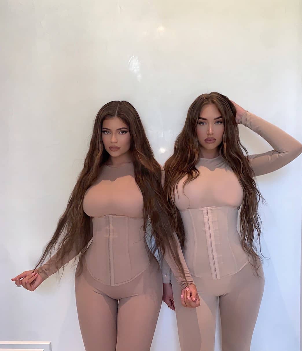 Kylie Jenner ose une robe en crochet très sexy